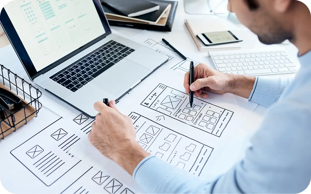 Процесс создания wireframe макета карточки товара на рабочем столе с ноутбуком